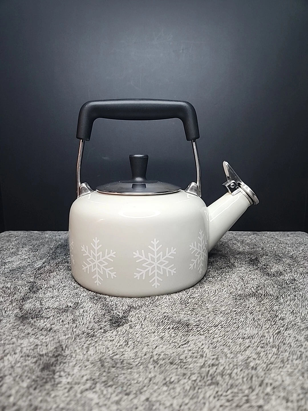 Chantal 1.4-Quart Enamel-on-Steel Sven Tea Kettle Snowflake/Gray Whistling Pot