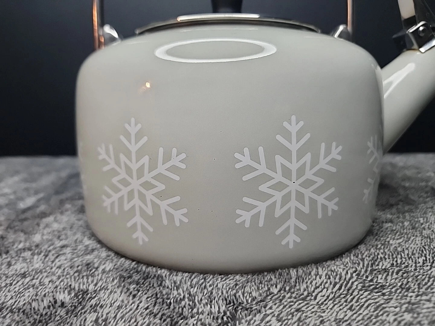 Chantal 1.4-Quart Enamel-on-Steel Sven Tea Kettle Snowflake/Gray Whistling Pot