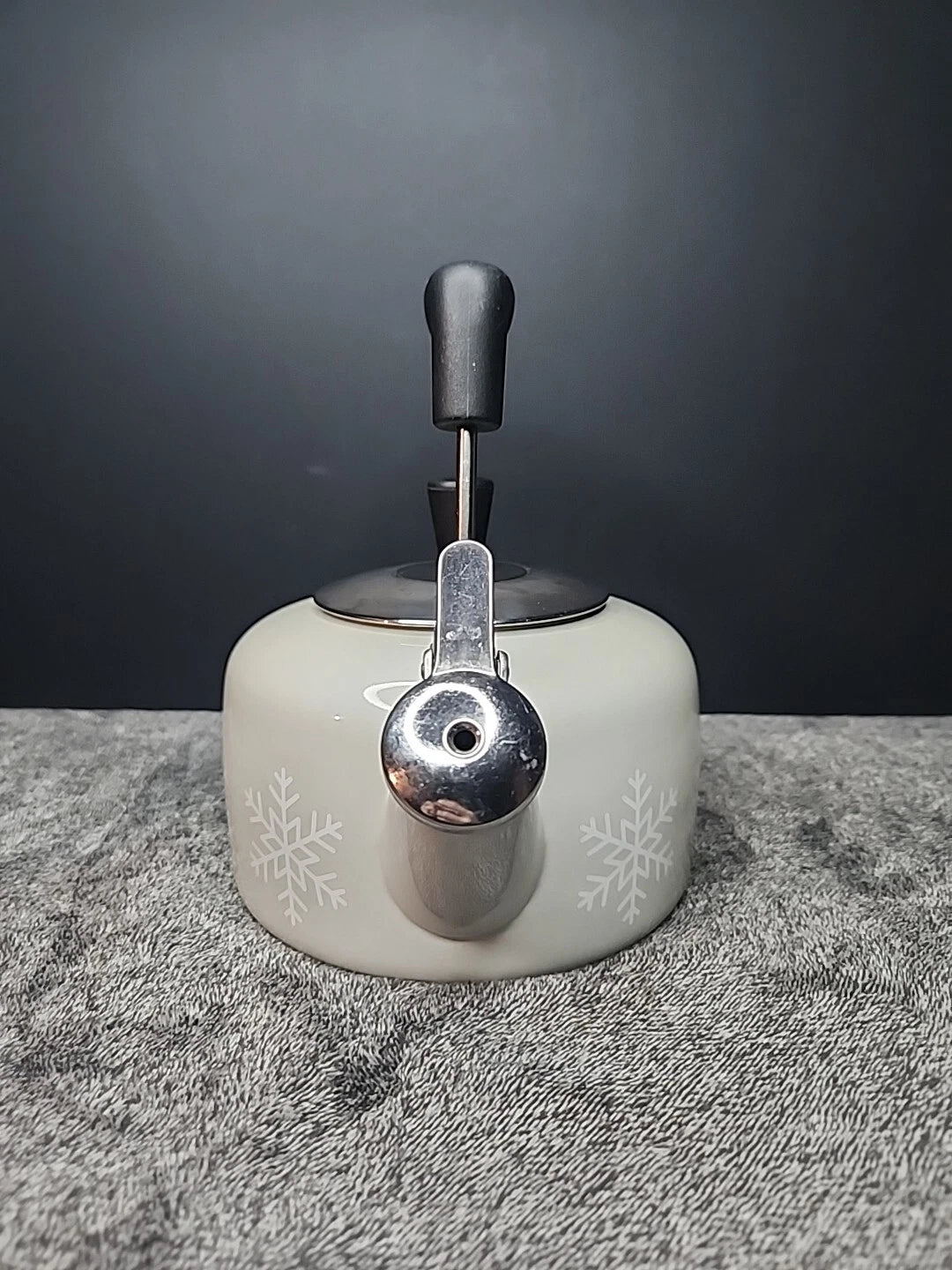 Chantal 1.4-Quart Enamel-on-Steel Sven Tea Kettle Snowflake/Gray Whistling Pot