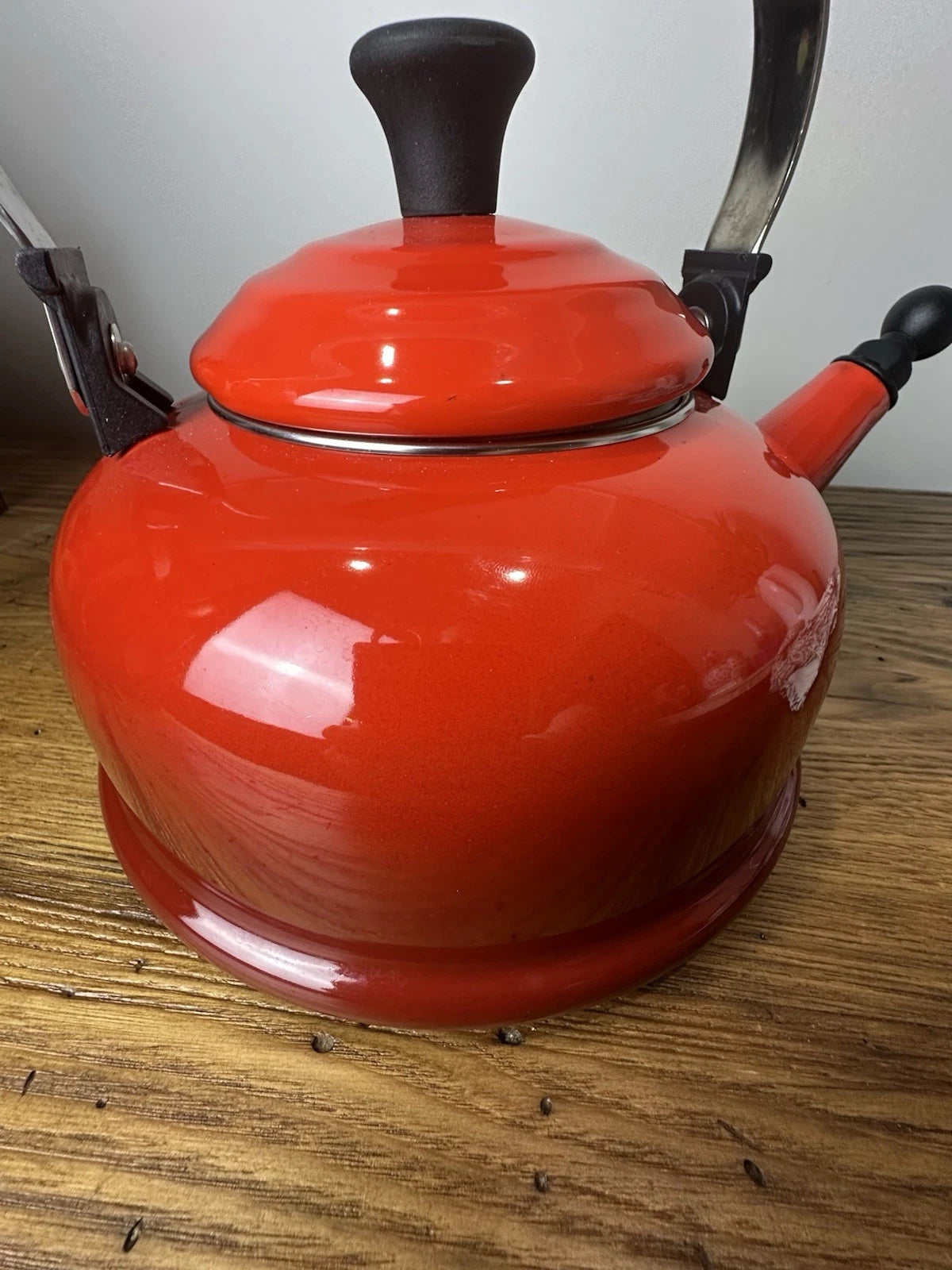 LE CREUSET Classic Whistling Tea Kettle Teapot RED Enamel 1.7qt Via Excellent