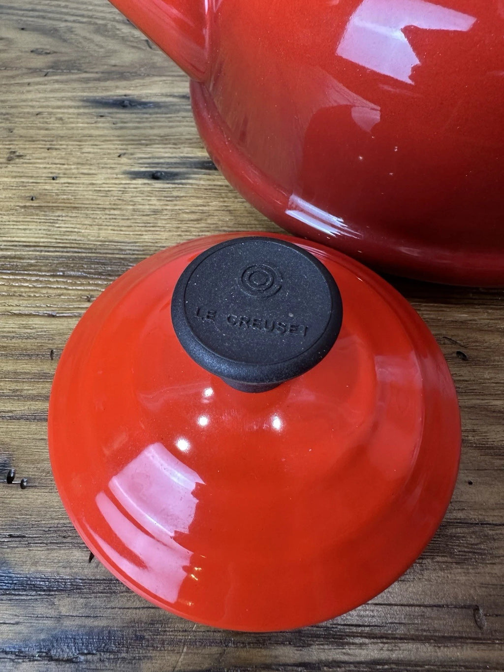 LE CREUSET Classic Whistling Tea Kettle Teapot RED Enamel 1.7qt Via Excellent