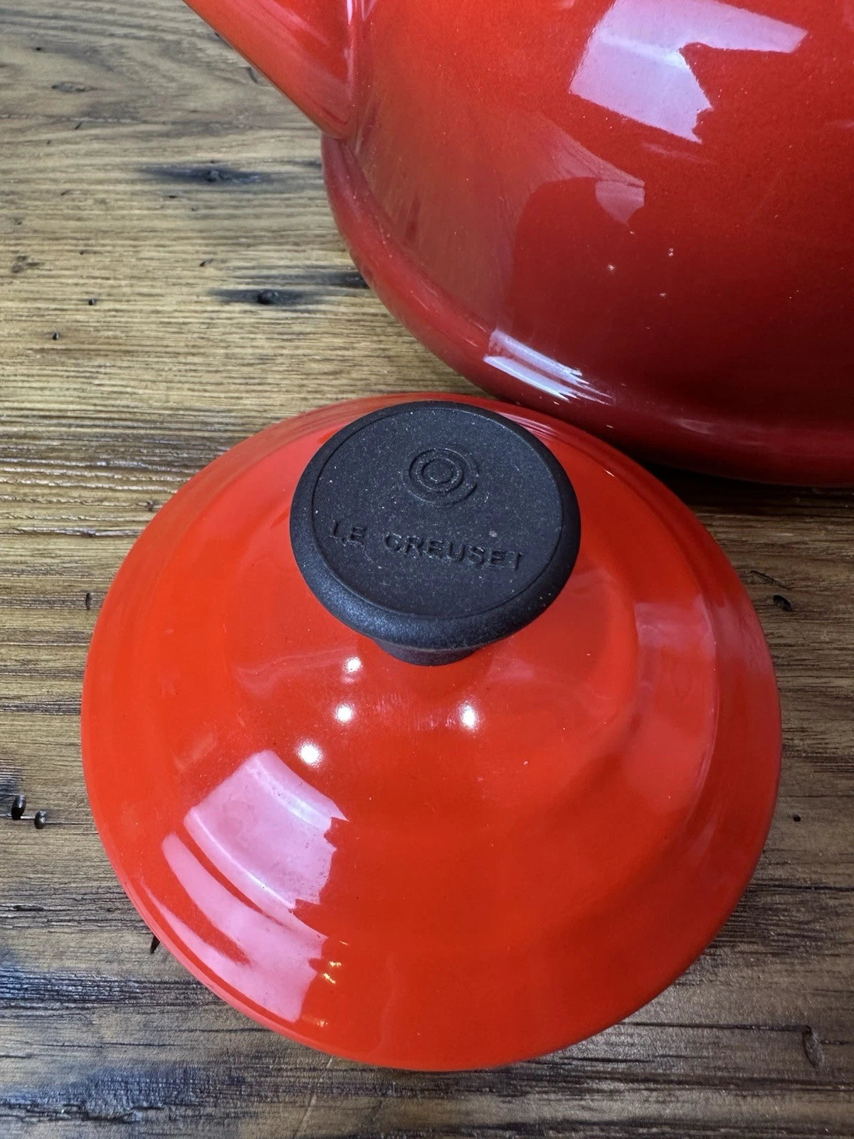 LE CREUSET Classic Whistling Tea Kettle Teapot RED Enamel 1.7qt Via Excellent