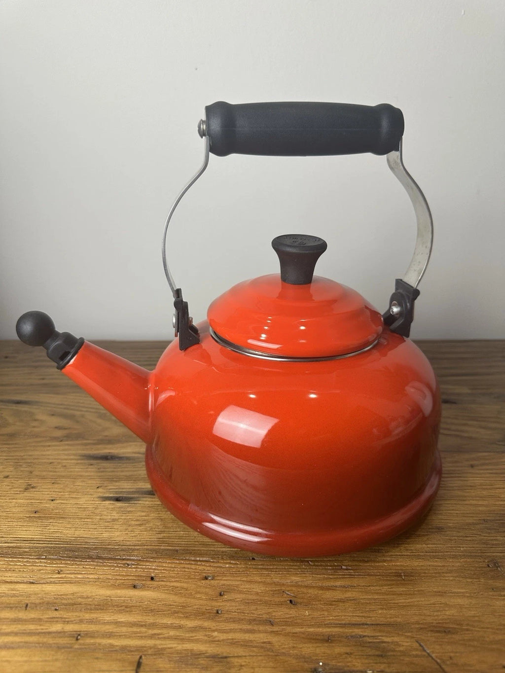 LE CREUSET Classic Whistling Tea Kettle Teapot RED Enamel 1.7qt Via Excellent