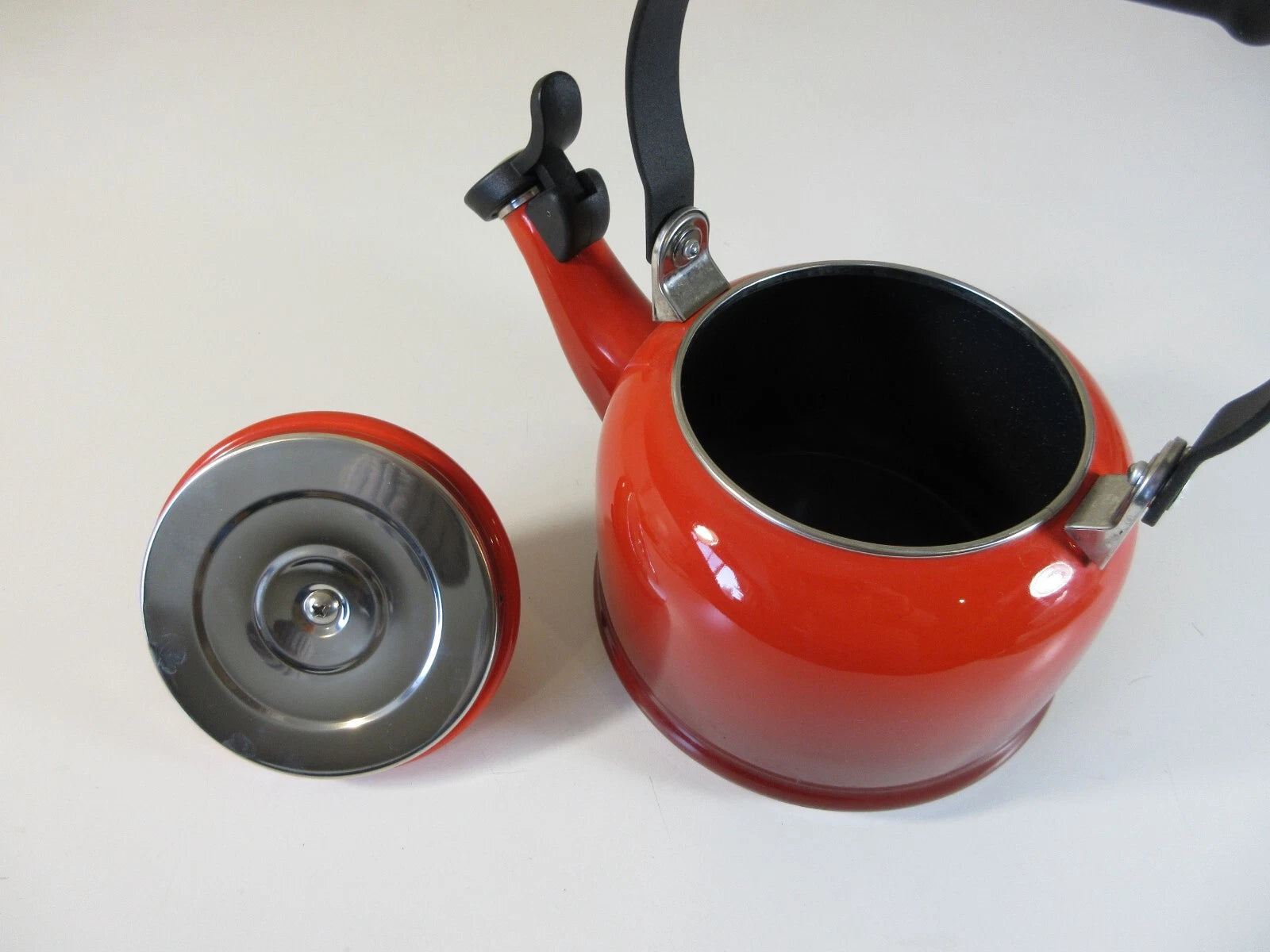 Le Creuset 1.25 Qt / 1.1 L Kettle Teapot Red Ombre Flame Enamel Whistling EUC!