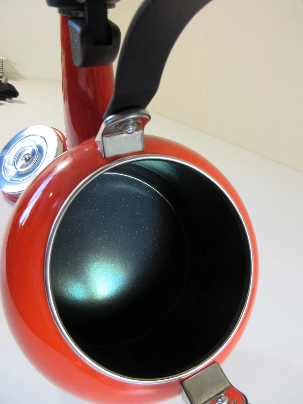 Le Creuset 1.25 Qt / 1.1 L Kettle Teapot Red Ombre Flame Enamel Whistling EUC!