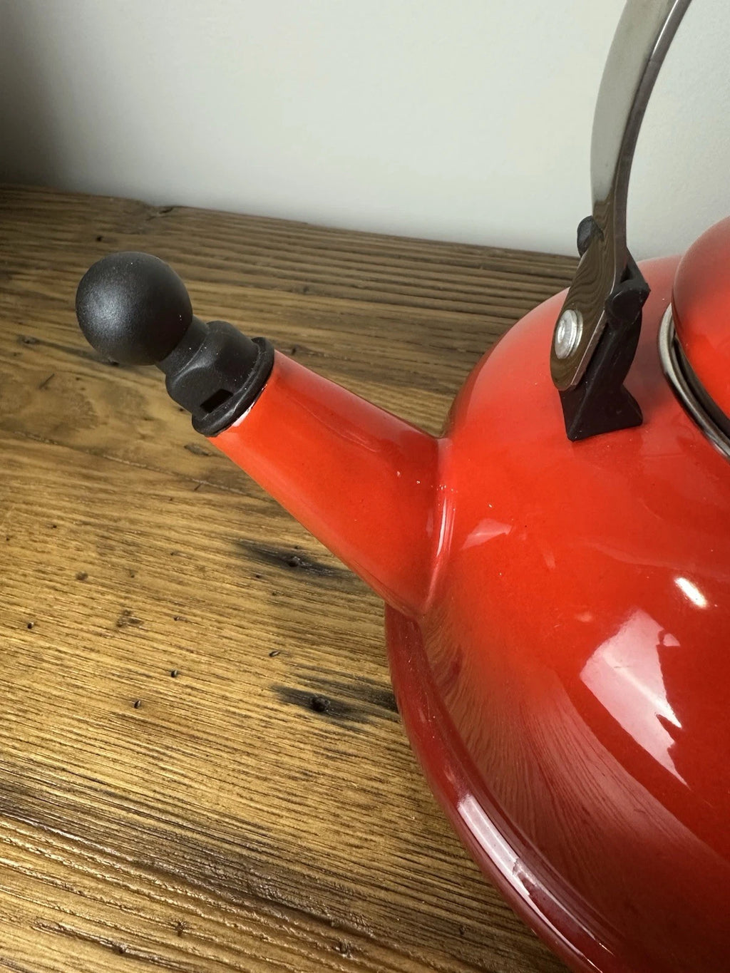 LE CREUSET Classic Whistling Tea Kettle Teapot RED Enamel 1.7qt Via Excellent