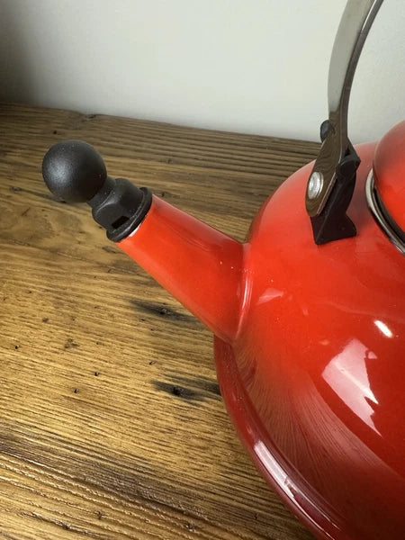 LE CREUSET Classic Whistling Tea Kettle Teapot RED Enamel 1.7qt Via Excellent