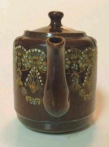 ENGLISH Vintage Tea pot.  IT Has A Little Chip But It Is Fully Functional!  mc