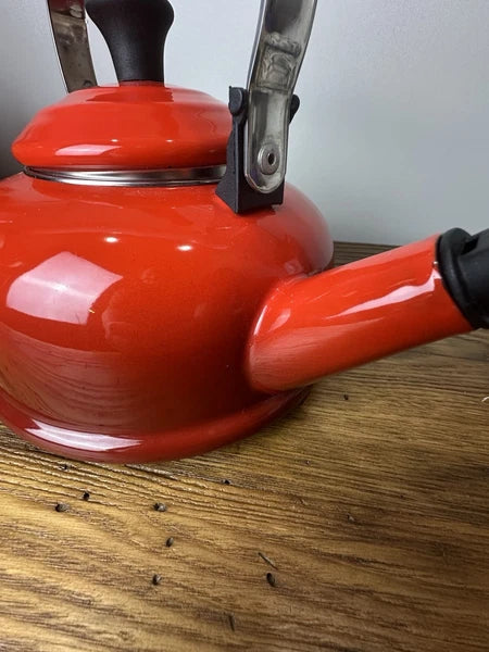 LE CREUSET Classic Whistling Tea Kettle Teapot RED Enamel 1.7qt Via Excellent