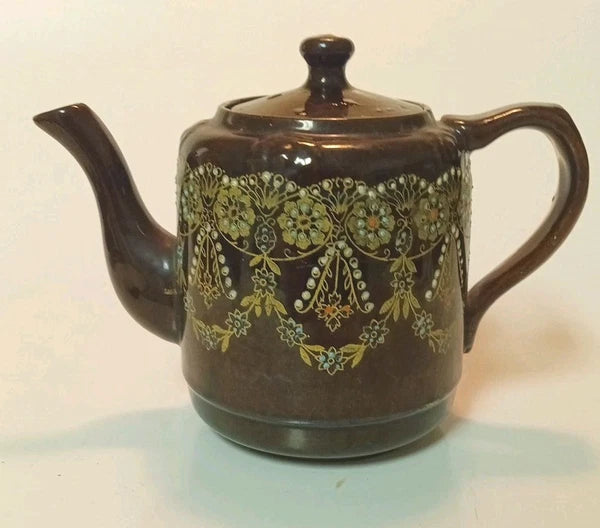 ENGLISH Vintage Tea pot.  IT Has A Little Chip But It Is Fully Functional!  mc