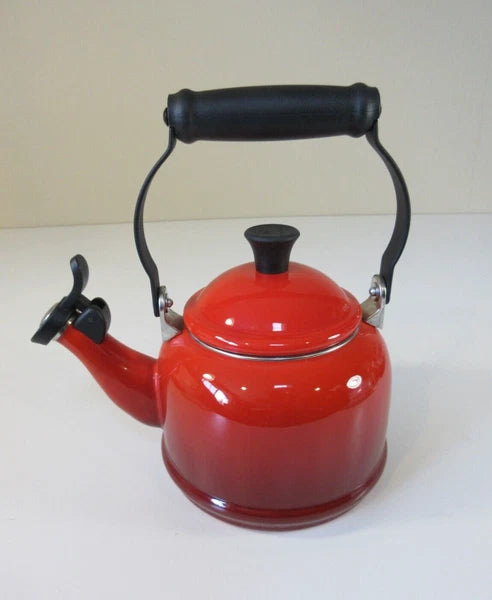 Le Creuset 1.25 Qt / 1.1 L Kettle Teapot Red Ombre Flame Enamel Whistling EUC!