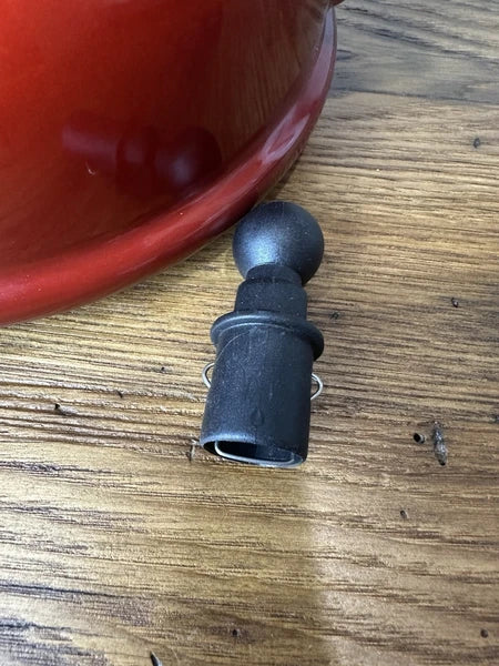 LE CREUSET Classic Whistling Tea Kettle Teapot RED Enamel 1.7qt Via Excellent