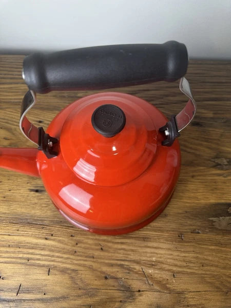 LE CREUSET Classic Whistling Tea Kettle Teapot RED Enamel 1.7qt Via Excellent