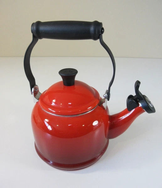 Le Creuset 1.25 Qt / 1.1 L Kettle Teapot Red Ombre Flame Enamel Whistling EUC!