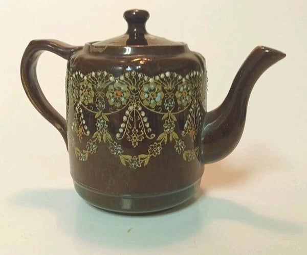 ENGLISH Vintage Tea pot.  IT Has A Little Chip But It Is Fully Functional!  mc
