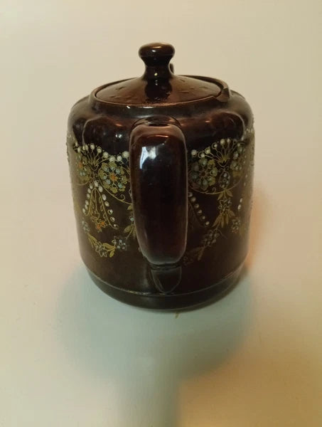 ENGLISH Vintage Tea pot.  IT Has A Little Chip But It Is Fully Functional!  mc