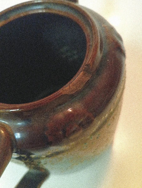 ENGLISH Vintage Tea pot.  IT Has A Little Chip But It Is Fully Functional!  mc